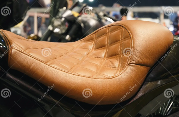 Jok motor dengan pola grafis abstrak